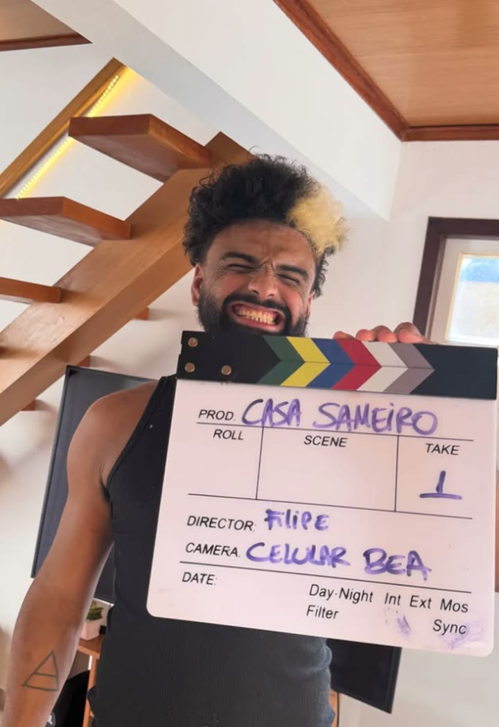 Fill segurando a claquete da gravação Casa Sameiro, direção: Filipe