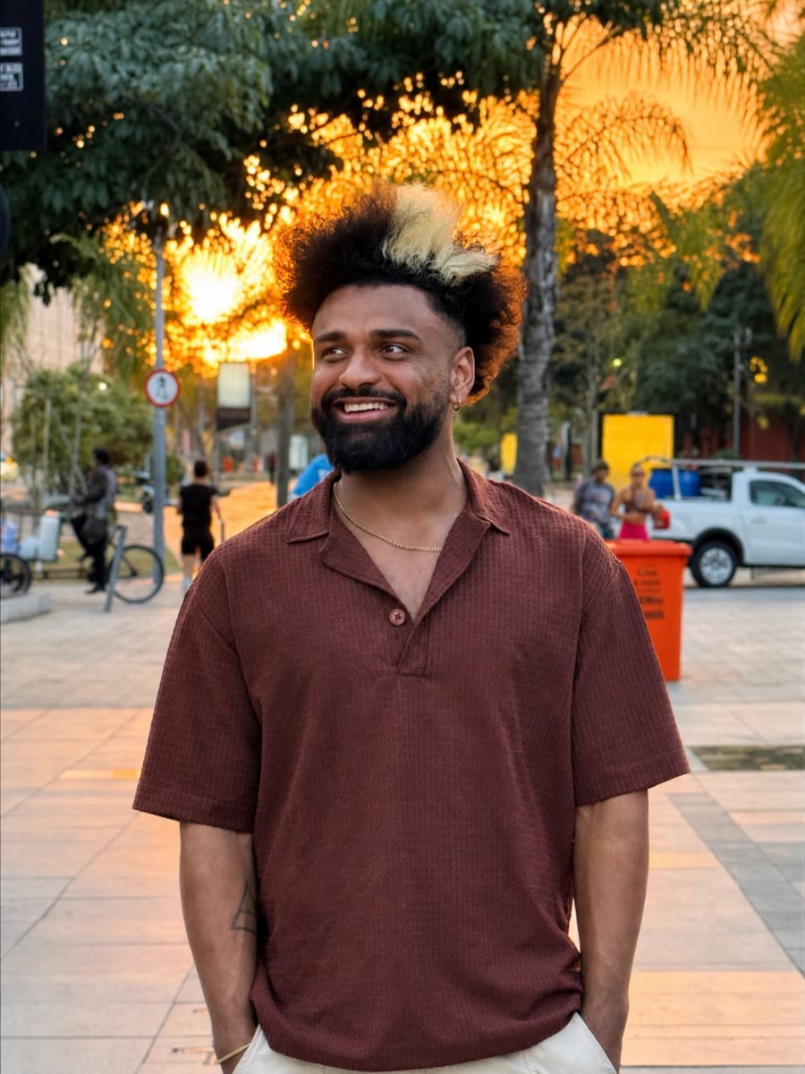 Filipe Emanuel, o Fill, sorrindo no fim de tarde